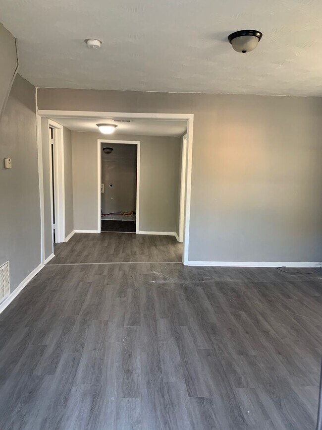 Building Photo - Available now  2 bedroom 1 bathroom home