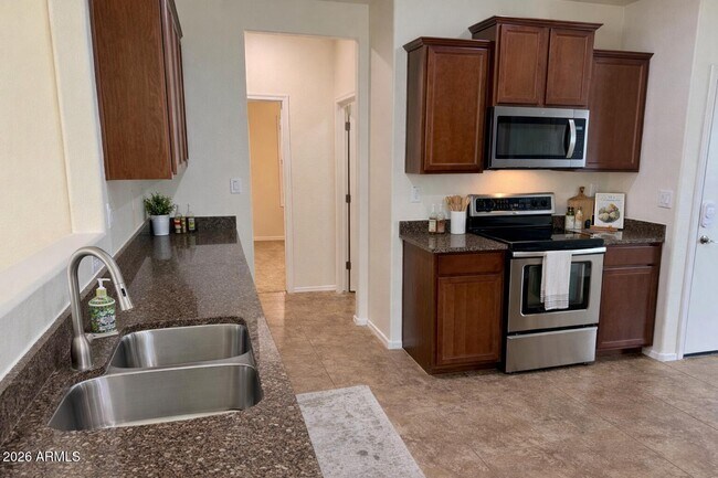 Building Photo - 10850 W Avenida Del Rey