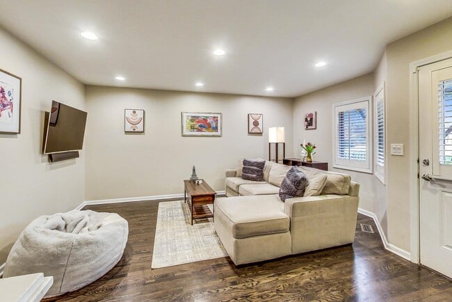 Building Photo - 1351 W Altgeld St