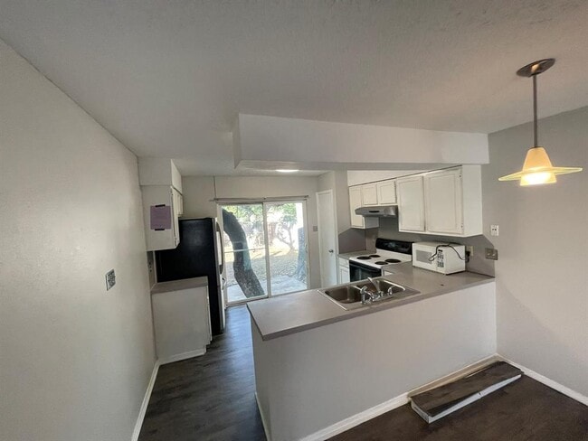 Building Photo - 12613 Tree Line Dr