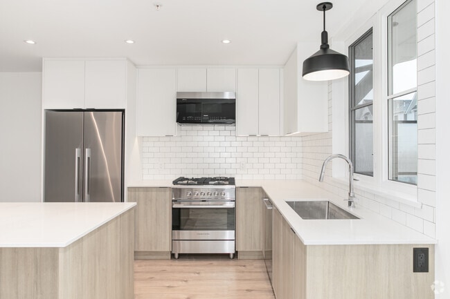 3BR w/den, 3BA - 1,634SF - Kitchen - Wadams Farm