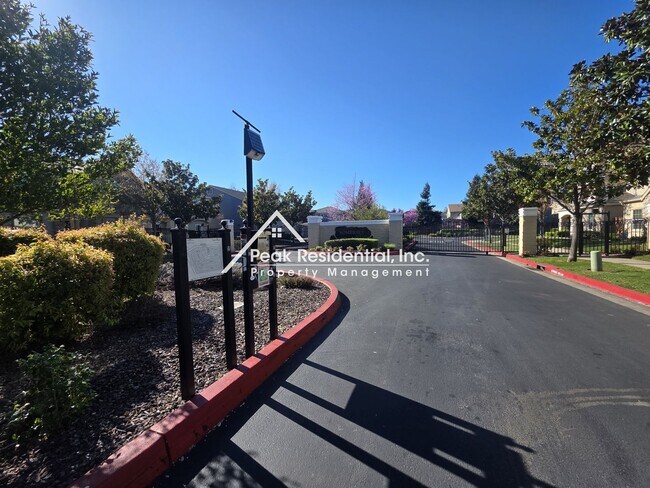 Foto del edificio - Spacious 4bd/2ba House - Gated Community