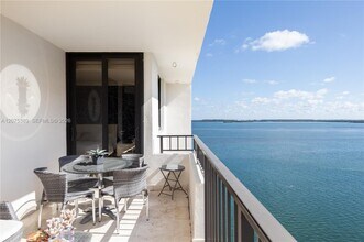 Building Photo - 520 Brickell Key Dr