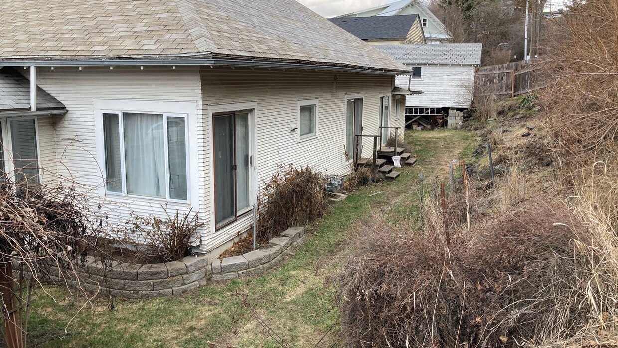 Building Photo - 230 SE Pine St