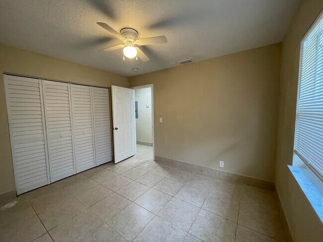 Building Photo - 1422 Barton Rd