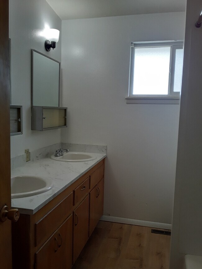 Baño con doble lavabo - 212 Juniper St N
