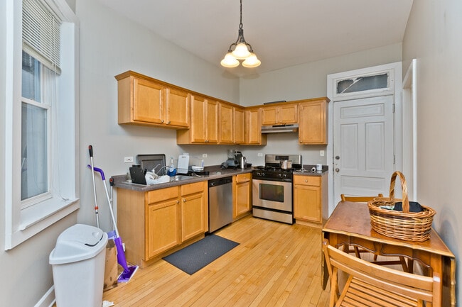 Building Photo - 3350 N Sheffield Ave