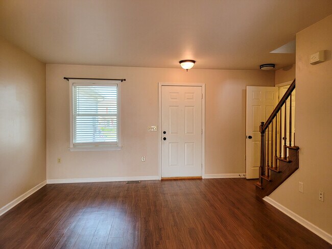 Foto del edificio - 390 Acorn Cir