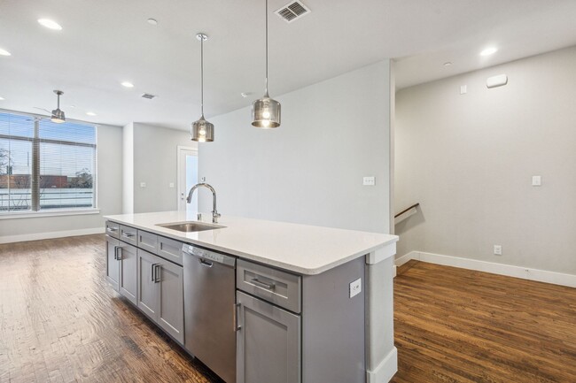 Building Photo - Stunning 3-story townhouse located in the ...