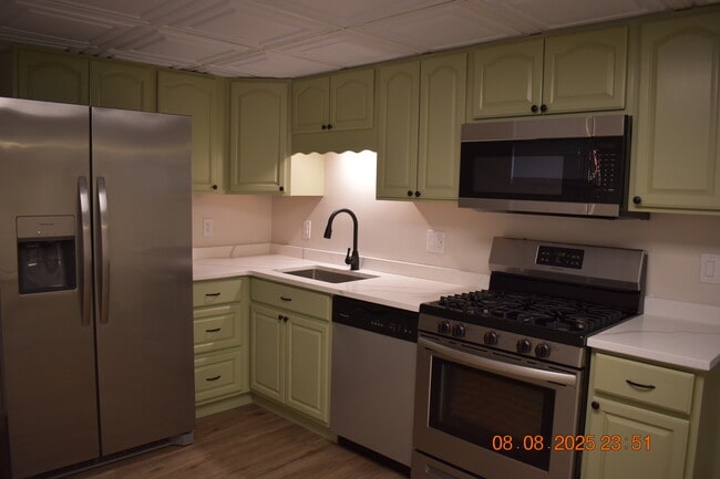 Building Photo - 13 Carman St