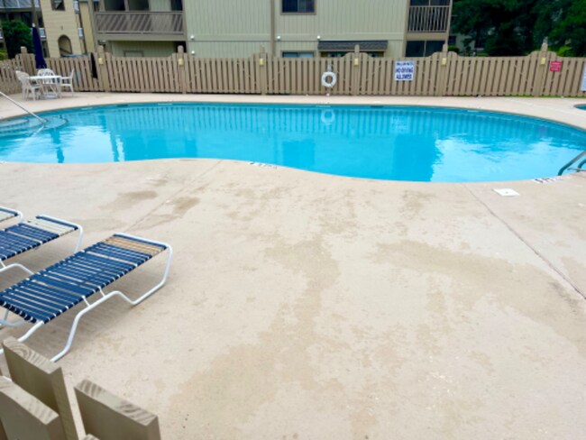 Building Photo - 4105 Pinehurst Cir