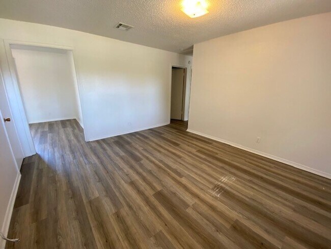 Building Photo - Charming House w/  Fresh Paint & Newer Pla...