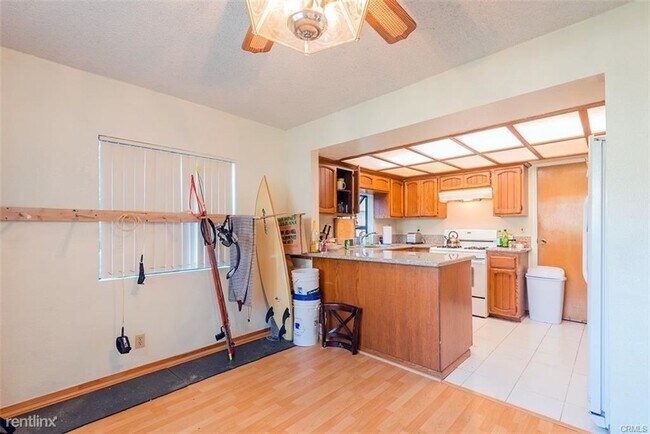 Building Photo - 4 br, 2.5 bath Duplex - 18326 Mansel Ave