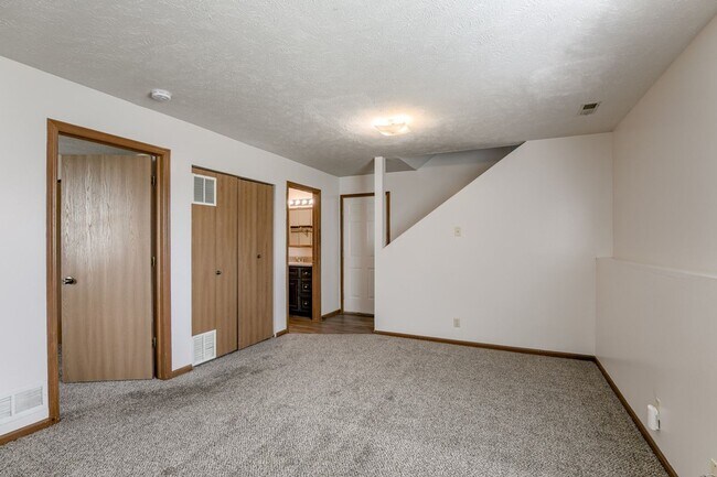 Foto del edificio - Spacious Duplex Close to Schools, UNL, Haymarket, and I-80 TOTALLY REMODELED