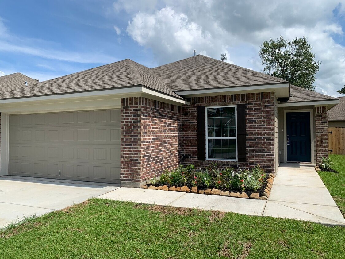Foto principal - COMING SOON.... LIKE NEW - 3 Bedroom, 2 Ba...