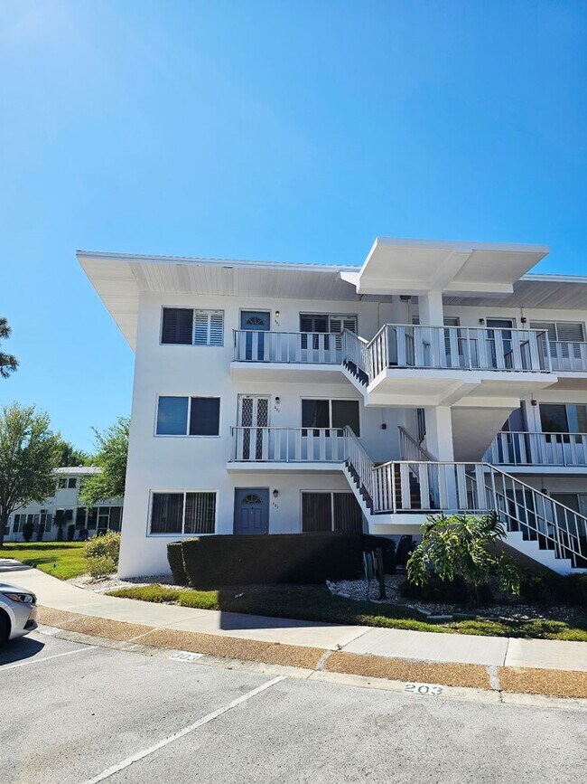 Building Photo - 2-bedroom 2-bathroom Top Corner Unit Condo