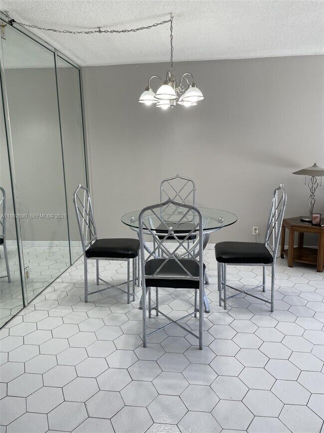 Foto del edificio - 3301 N Country Club Dr