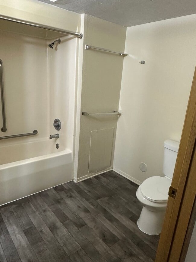 Building Photo - Three Bedroom Apartment Great Location!