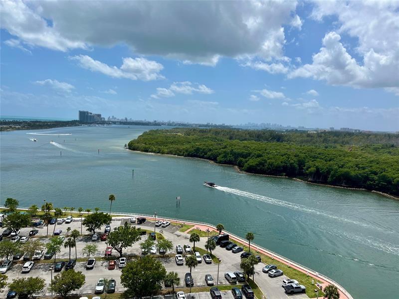 Foto principal - 400 Kings Point Dr