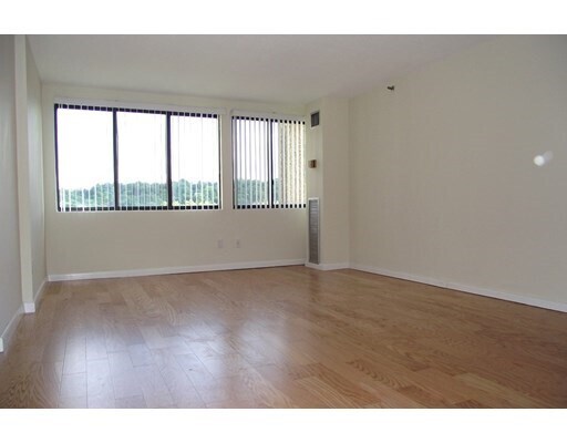 Foto del edificio - 1731 Beacon St