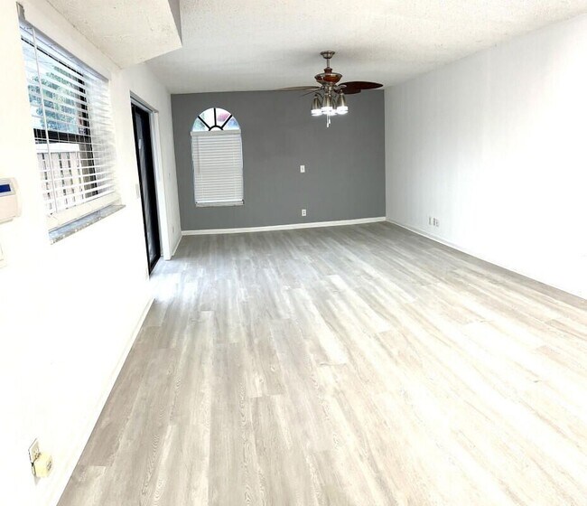 Foto del edificio - 3930 Village Dr