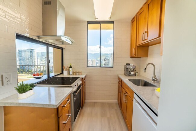 Foto del edificio - AVAILABLE NOW |  2 Bedroom, 1 Bathroom Apartment | Located at Ala Wai Plaza | 1 Assigned/Covered ...