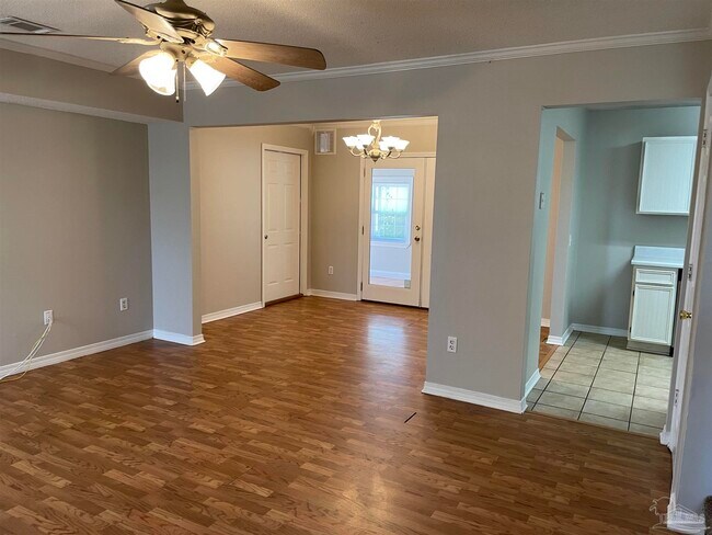 Foto del edificio - 327 Robin Hood Ln