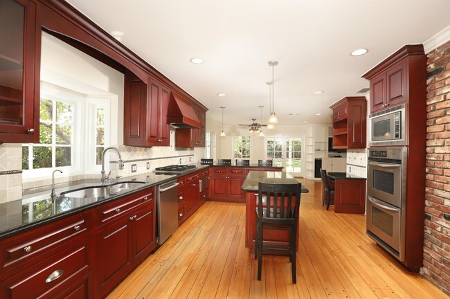 Foto del edificio - 605 Brightside Ln