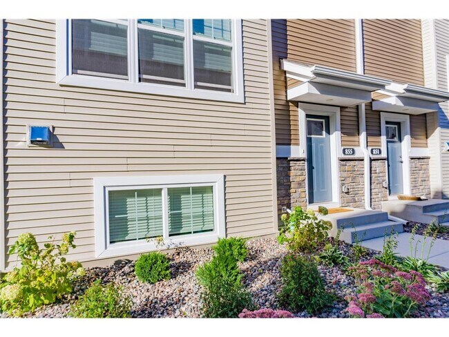 Building Photo - 855 Roselyn Dr
