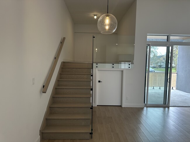 Building Photo - SPECIAL OFFER: Parking & Washer/Dryer INCL...