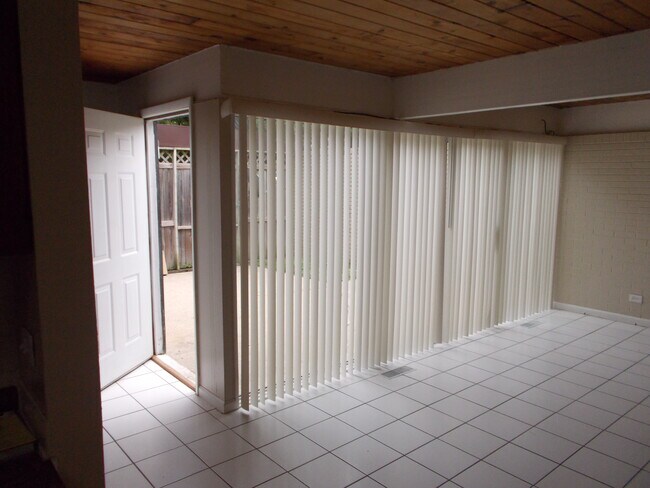 Living room - 920 E Shady Way Apartments