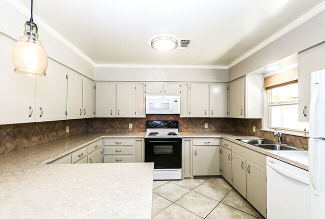 Building Photo - Move in Special! Pre-Leasing for Fall 2024...
