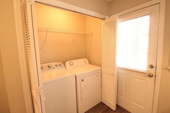 Foto del edificio - Adorable 2 Bedroom, 1 Bath in West Raleigh near Cary Crossroads - Pet Friendly!