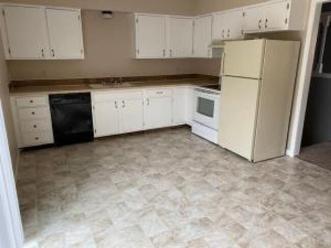 Building Photo - 3 Bedroom / 2 Bath Duplex