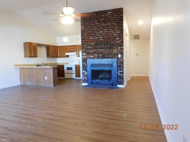 Building Photo - 2 br, 1 bath Townhome - 1307 Westmoreland Ct