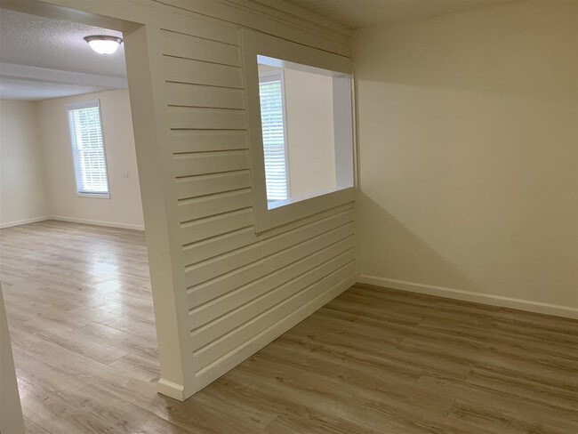 Building Photo - 2109 Silver Lake Dr