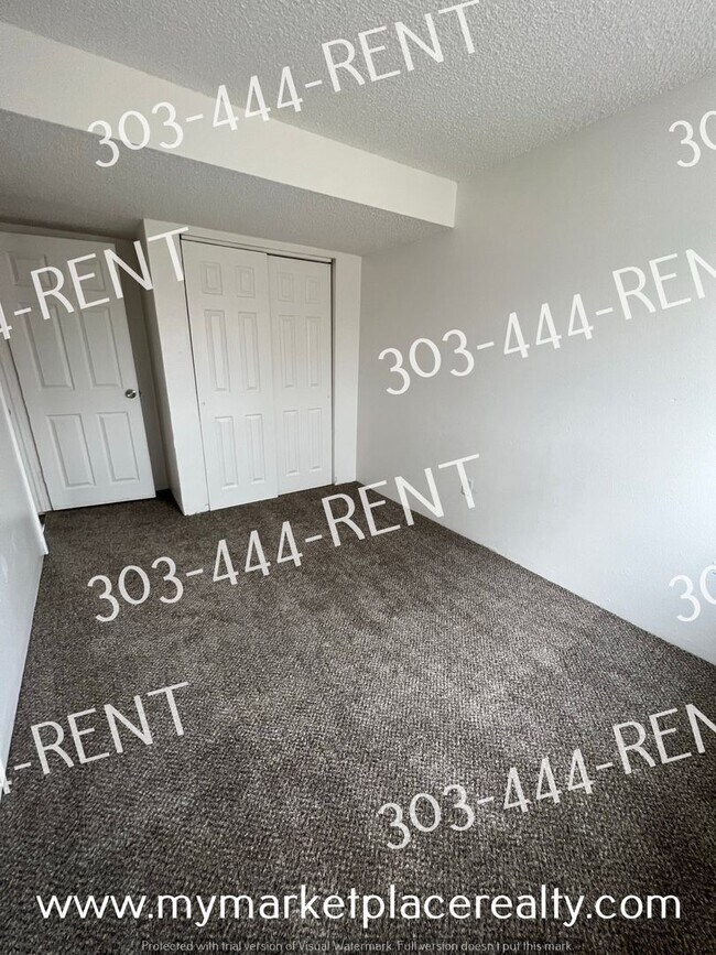 Building Photo - 3 Bedroom 2 Bath Bi-Level Home!
