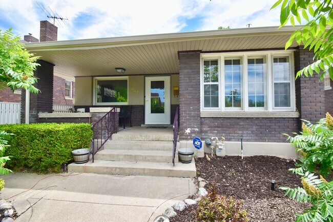 Foto del edificio - Newly Remodeled 4 Bedroom 2 Bath Home in Salt Lake City!!