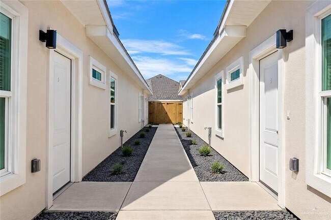 Building Photo - 1025 N Woodson Ave