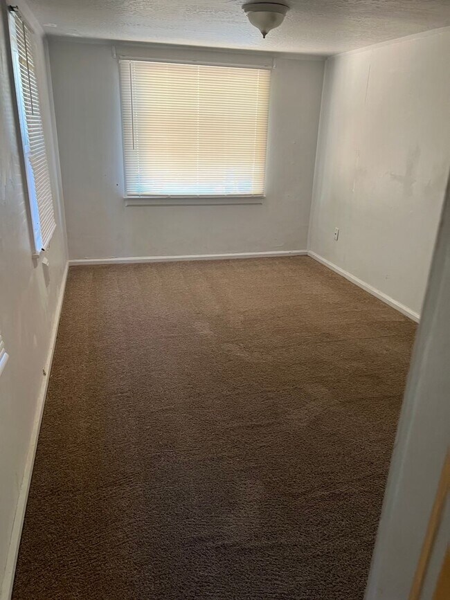 Building Photo - Cute 1 bedroom with laundry and a yard!