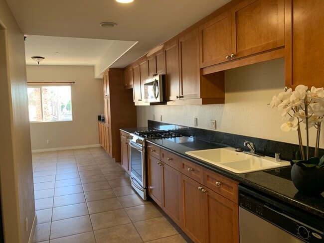 Large kitchen - 17168 Newhope St