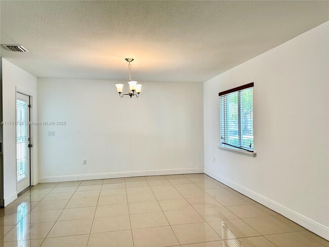 Foto del edificio - 513 NW 77th St