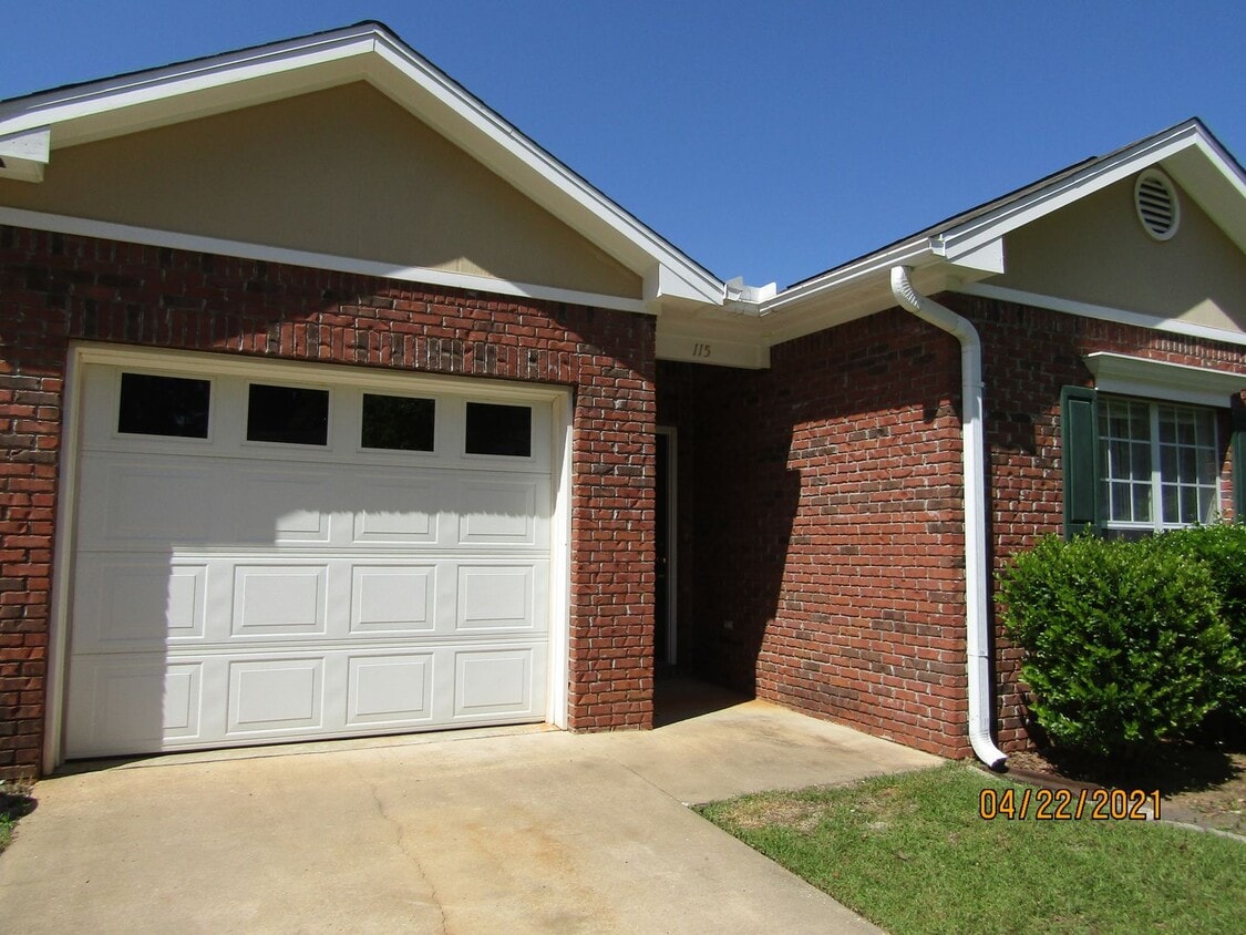 115 Woodmere Dr Unit 1, Enterprise, AL 36330 Room for Rent in