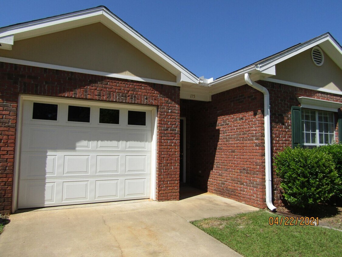 115 Woodmere Dr Unit 1, Enterprise, AL 36330 Room for Rent in