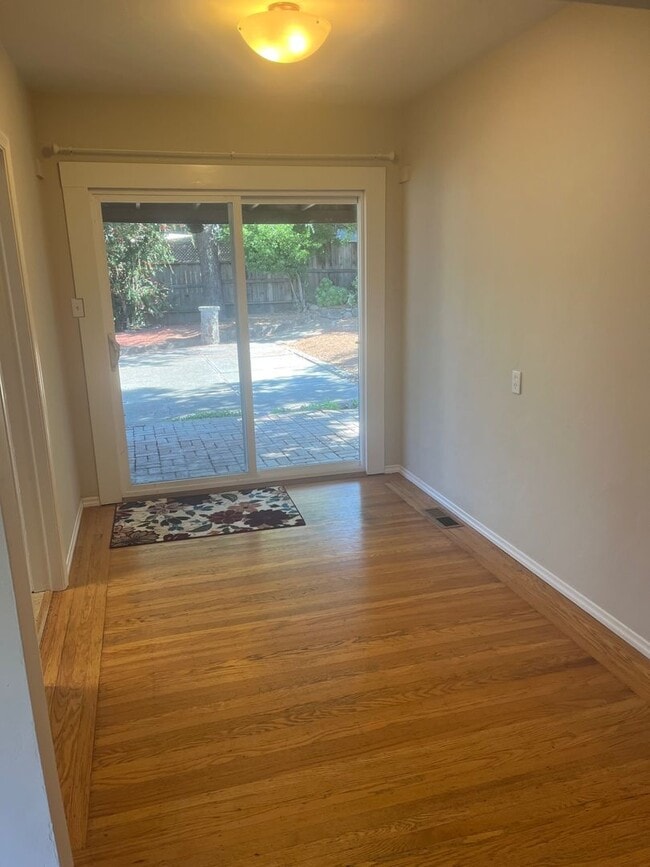 Building Photo - Adorable 2 bedroom 1 Bathroom Located in N...