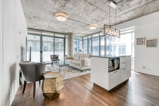 Photo du bâtiment - 650 King St W