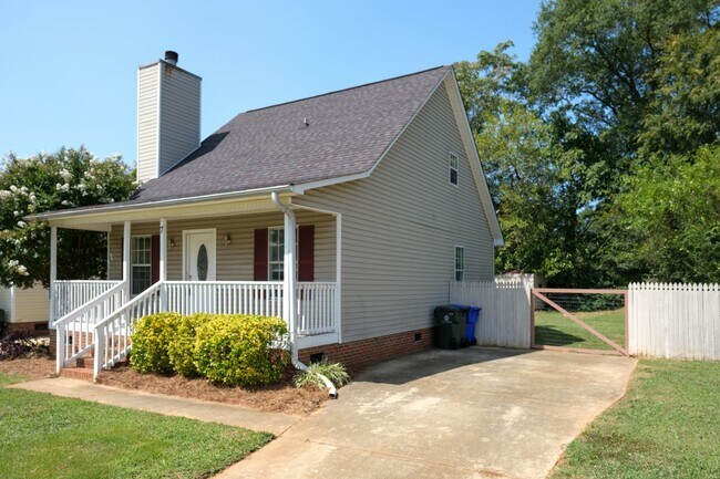 Foto del edificio - 3 Bedroom, 2 Bath house with fenced yard!