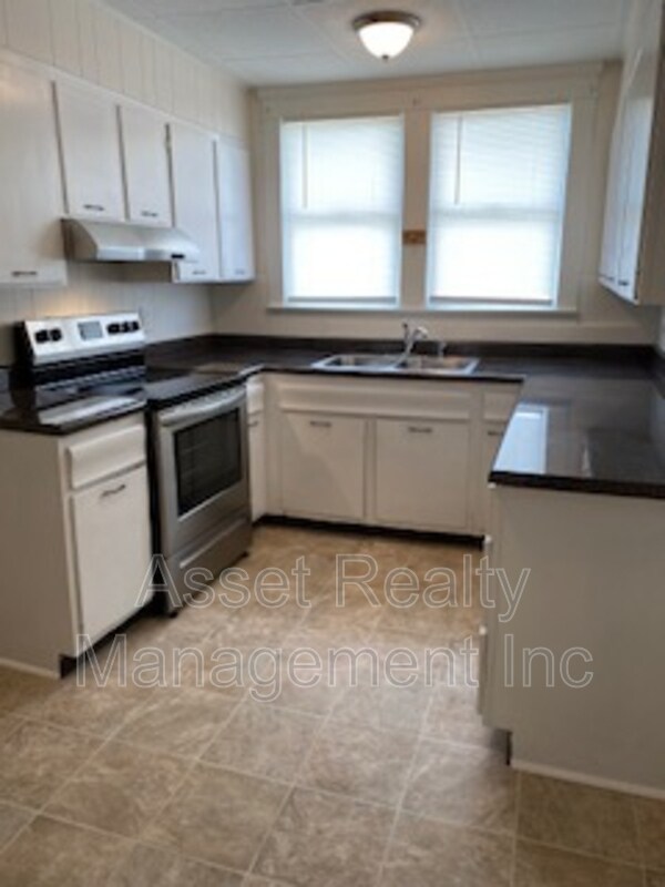 Building Photo - 320 E Glenwood Ave