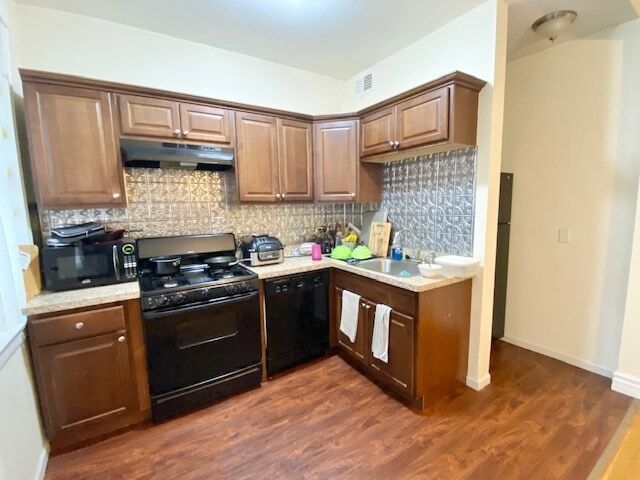 Building Photo - 1104 W Dickens Ave