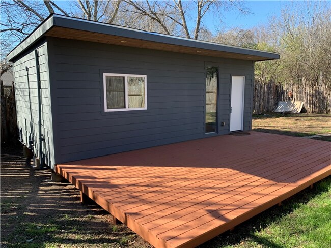 Foto del edificio - 3303 Carol Ann Dr